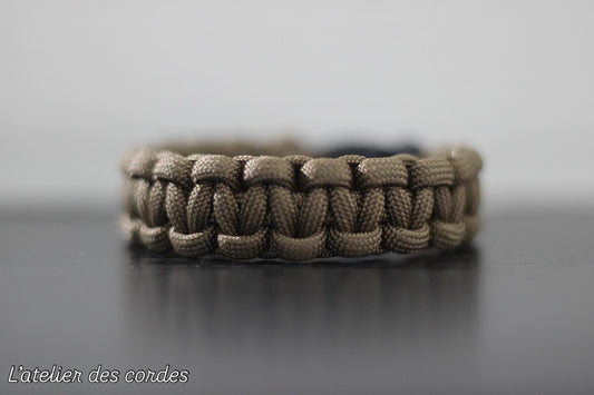 Dark green paracord bracelet